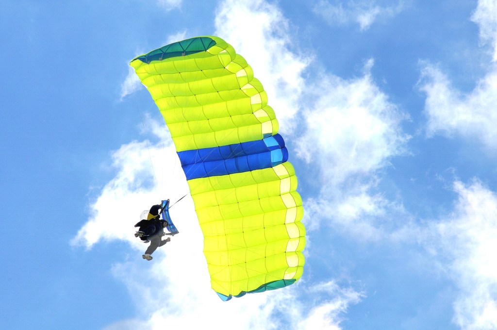 Parachutisme… Saint-Denis-de-l&rsquo;Hôtel